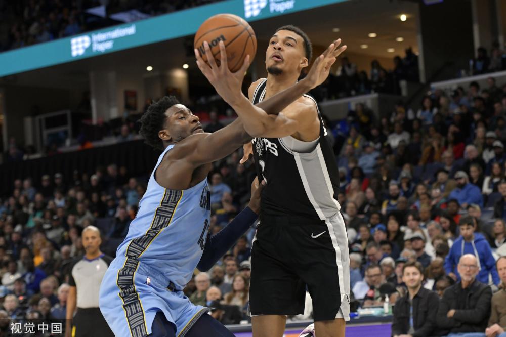 布鲁克斯今天仅在场上打了11分钟，便因与杜兰特冲突被驱逐离场.